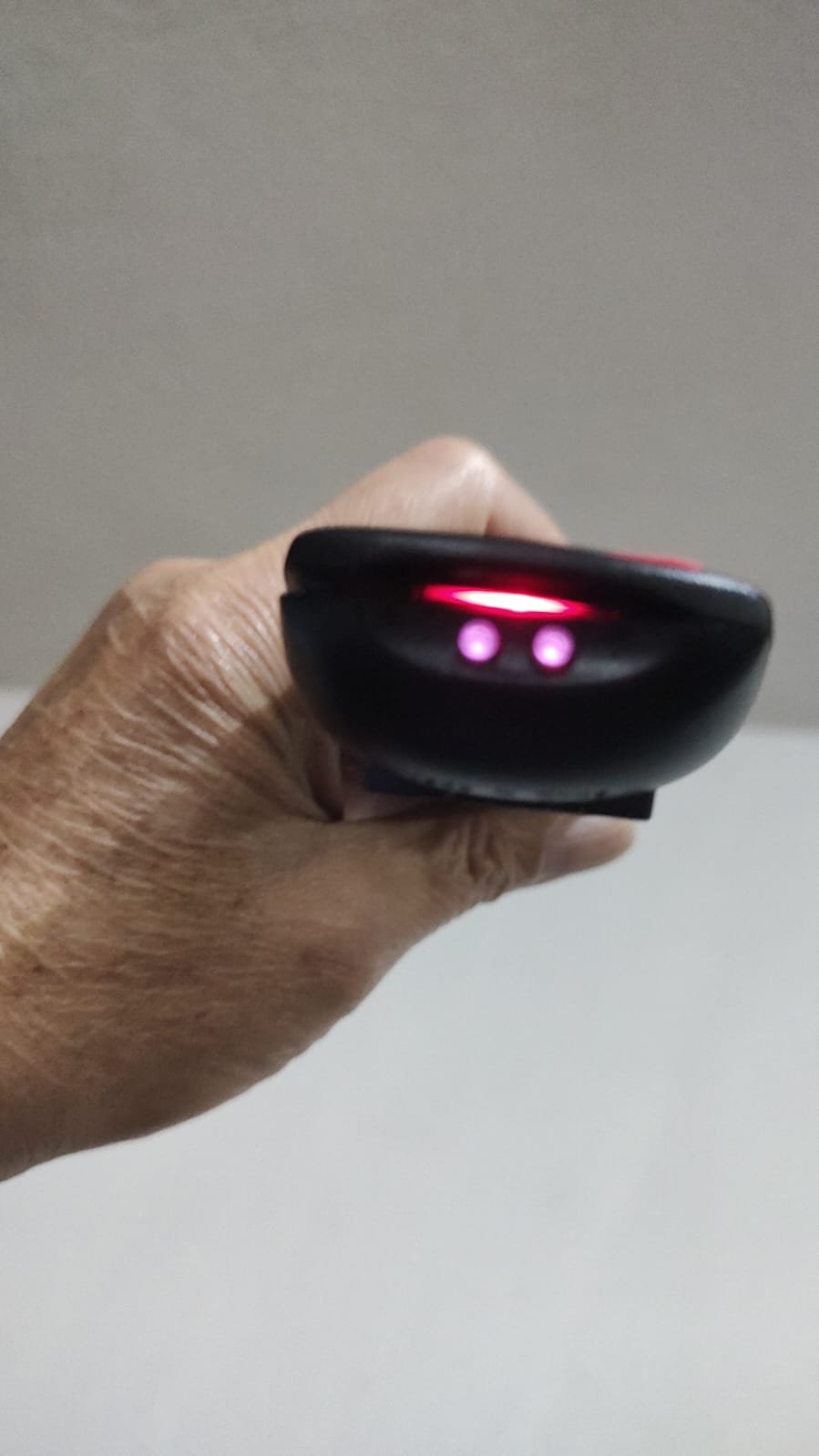 La emisión infrarroja de un control remoto: invisible al ojo, pero perfectamente visible a través de la cámara del celular. Bajo el mismo principio se hicieron visibles otras frecuencias.